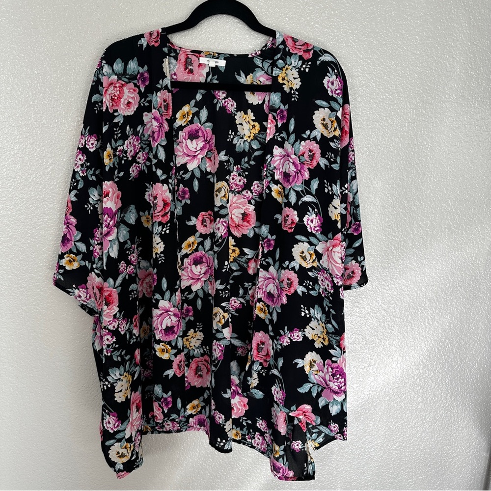 Maurices floral kimono NWOT 🌸
